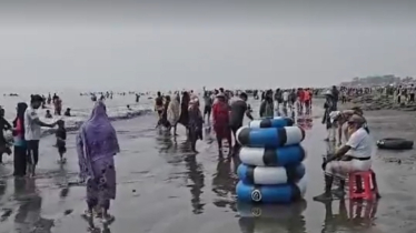 ছুটিতে পর্যটকদের পদচারণায় মুখর কুয়াকাটা