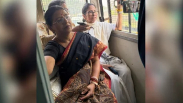 দিল্লিতে আটক পশ্চিমবঙ্গের সাবেক মুখ্যমন্ত্রী মমতা বন্দ্যোপাধ্যায়