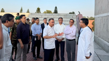 জাতীয় সংসদ ভবন প্রাঙ্গণ পরিদর্শন করলেন প্রধানমন্ত্রী, পরিচ্ছন্নতা ও সংস্কারের নির্দেশ