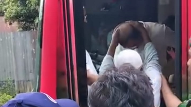 প্রবীণকে দেখে গাড়ি থামিয়ে ছুটে গেলেন প্রধানমন্ত্রী, নিলেন দোয়া