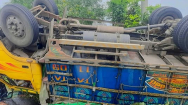 রাজবাড়ী-কুষ্টিয়া আঞ্চলিক মহাসড়কে ট্রাক উল্টে আবারও দুর্ঘটনা