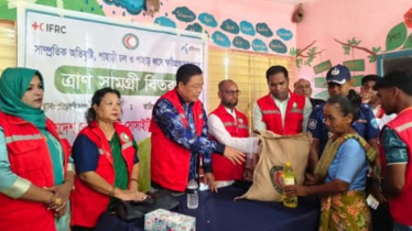মহালছড়িতে বন্যায় ক্ষতিগ্রস্তদের মাঝে রেড ক্রিসেন্টের ফুড প্যাকেজ বিতরণ