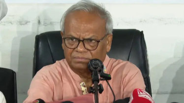 পাশের দেশ থেকে একজন নির্দেশ দিচ্ছেন কোথায় বোমা ফেলা হবে: রুহুল কবির রিজভী
