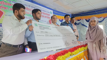 সাতক্ষীরায় বাল্যবিবাহকে লাল কার্ড দেখানো কিশোরীদের মাঝে চেক বিতরণ