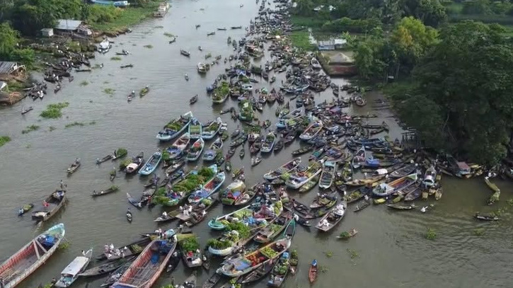 নদীর বুকে নৌকায় বসে হাট, তিন ঘণ্টায় কোটি টাকার চারাগাছ বেচাকেনা নদীর বুকে নৌকায় বসে হাট, তিন ঘণ্টায় কোটি টাকার চারাগাছ বেচাকেনা