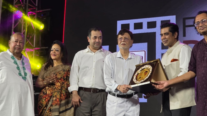 কালজয়ী সিনেমার পোস্টারে রঙিন এফডিসি, সম্মাননা পেলেন গুণীজনেরা কালজয়ী সিনেমার পোস্টারে রঙিন এফডিসি, সম্মাননা পেলেন গুণীজনেরা