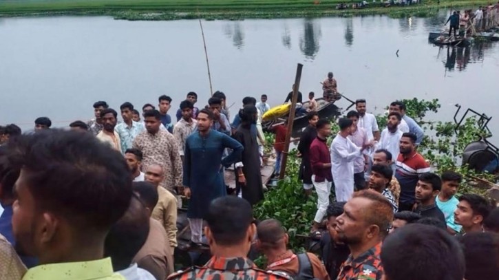 ব্রহ্মপুত্রে ভাসমান সেতু উল্টে মৃত্যু বেড়ে ৫! ব্রহ্মপুত্রে ভাসমান সেতু উল্টে মৃত্যু বেড়ে ৫!