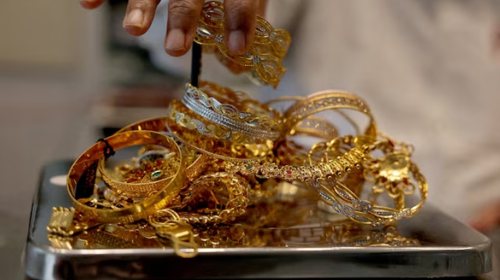 আন্তর্জাতিক বাজারে আবারও স্বর্ণের দামে পতন, দেশেও কমার আভাস আন্তর্জাতিক বাজারে আবারও স্বর্ণের দামে পতন, দেশেও কমার আভাস