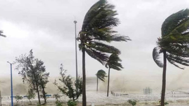 দুপুরের মধ্যে ৩ জেলায় ঝড়ের শঙ্কা, নদীবন্দরে সতর্ক সংকেত