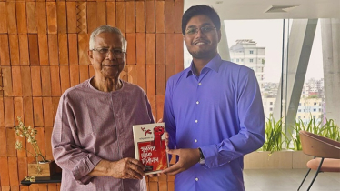 ড.ইউনূসকে নিজের বই উপহার দিলেন ছাত্রদল নেতা আবিদ