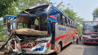 ফেনীতে ট্রাকের সঙ্গে ধাক্কায় দুমড়ে-মুচড়ে গেল যাত্রীবাহী বাস