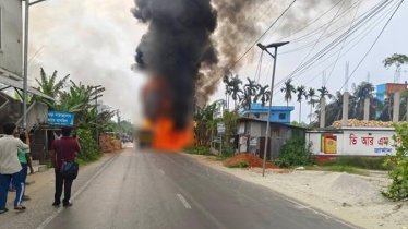 তেলবাহী লরিতে ভয়াবহ আগুন, অল্পের জন্য ফিলিং স্টেশন রক্ষা
