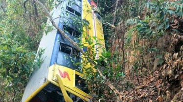 পর্যটক নিয়ে পাহাড় থেকে খাদে পড়লো বাস, আহত ২০