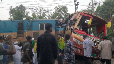 কুমিল্লায় ভয়াবহ সড়ক দুর্ঘটনা, বাস-ট্রেন সংঘর্ষে নিহত ১২