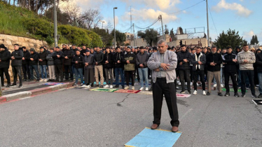 আল-আকসা বন্ধ রেখেও মুসলিমদের থামাতে পারলো না ইসরাইল, রাস্তায় ঈদের নামাজ আদায়