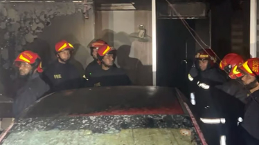 মধ্যরাতে ২৫ মিনিট ধরে আগুনে পুড়লো গাড়ির শোরুম