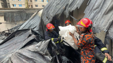 রাজধানীতে লাইটার কারখানায় ভয়াবহ আগুন, ৫টি দগ্ধ মরদেহ উদ্ধার