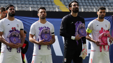 ক্ষেপণাস্ত্র হামলায় নিহত শিক্ষার্থীদের স্মরণে ব্যাগ হাতে মাঠে ইরানের ফুটবলাররা