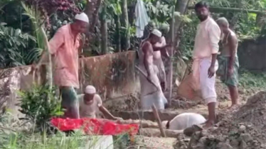 খোড়া হয়েছে চারটি কবর, জুমার পর মুফতি মমিন ও তার স্ত্রী-সন্তানদের দাফন