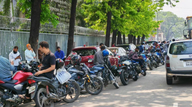 সরকার বলছে সরবরাহ স্বাভাবিক, এখনো তেলের জন্য দীর্ঘ লাইন