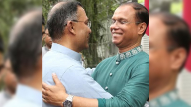 নেতার সঙ্গে সহযাত্রীর আলিঙ্গন, দূরত্ব নেই, আছে হৃদয়ের টান