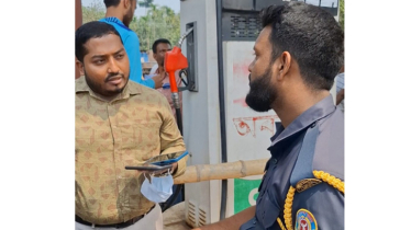 নম্বরবিহীন মোটরসাইকেলে তেল নিতে গিয়ে কারারক্ষী আটক
