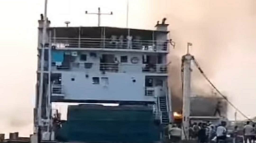 পাটুরিয়া ঘাটে ফেরিতে আগুন 