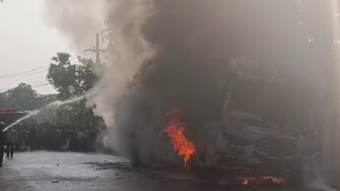 যশোরে চলন্ত বাসে আগুন, অল্পের জন্য প্রাণে বাঁচলেন যাত্রীরা