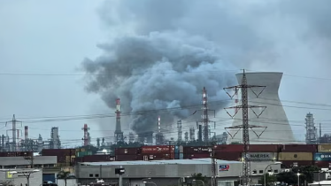 সাইরেন বাজানোর পরপরই ইরানের হামলা, ইসরাইলের তেল শোধনাগারে আগুন