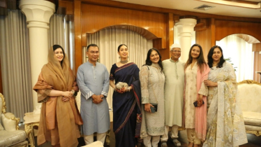 প্রধানমন্ত্রীর সঙ্গে সাবেক প্রধান উপদেষ্টার ঈদের শুভেচ্ছা বিনিময়