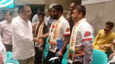 সংসদ গ্যালারিতে জুলাই শহিদ পরিবার ও আহতদের সাথে দেখা করলেন প্রধানমন্ত্রী