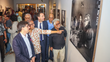 ক্যামেরায়বন্দী দুই কবির দুর্লভ মুহূর্ত ক্যামেরায়বন্দী দুই কবির দুর্লভ মুহূর্ত