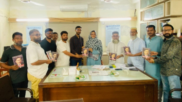 মিরপুরে স্কুলের গ্রন্থাগারে ‘জনতার জিয়া’ বই প্রদান