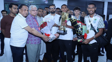 শিরোপা নিয়ে দেশের মাটিতে সাফজয়ী দল