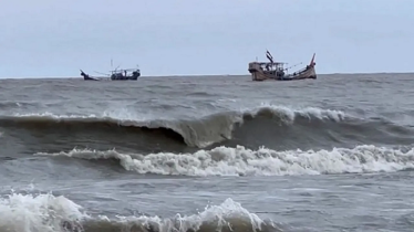 ঝড়ের কবলে ট্রলারডুবি, দুই ঘণ্টা সাঁতরে বাবার লাশ নিয়ে বাড়ি ফিরল ২ ছেলে