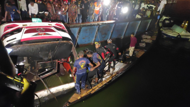 পদ্মায় ডুবে যাওয়া বাস দৃশ্যমান; একের পর এক মরদেহ বের করা হচ্ছে