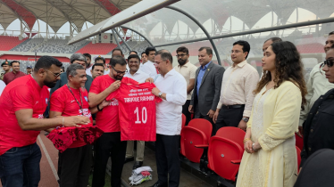 প্রধানমন্ত্রীকে ১০ নম্বর জার্সি উপহার দিলেন ক্রীড়া প্রতিমন্ত্রী