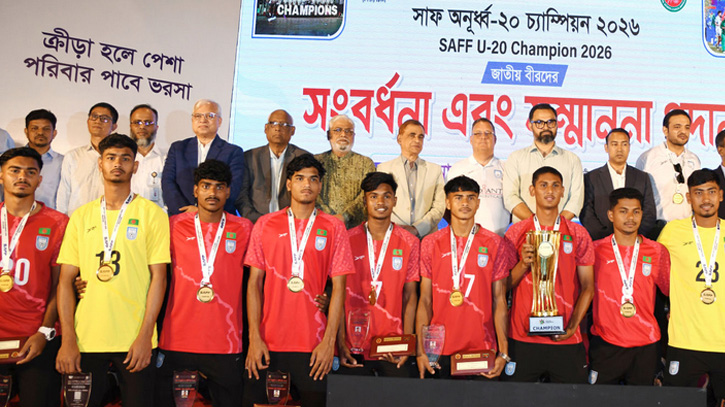 লাখ টাকা পুরস্কার ও ক্রীড়া কার্ড পেলেন সাফজয়ী ফুটবলাররা লাখ টাকা পুরস্কার ও ক্রীড়া কার্ড পেলেন সাফজয়ী ফুটবলাররা