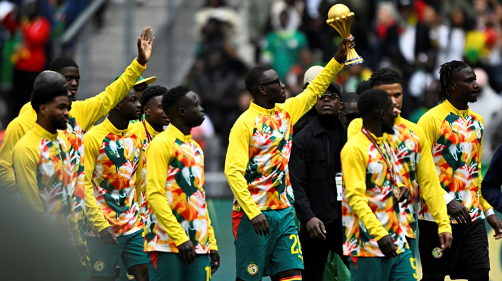 কেড়ে নেওয়া সেই ট্রফি নিয়েই চ্যাম্পিয়ন প্যারেড করলো সেনেগাল কেড়ে নেওয়া সেই ট্রফি নিয়েই চ্যাম্পিয়ন প্যারেড করলো সেনেগাল