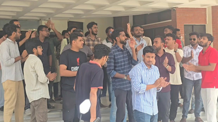 ভাসানী বিশ্ববিদ্যালয়ে প্রক্টরের পদত্যাগের দাবিতে প্রশাসনিক ভবনে তালা, ভিসি অবরুদ্ধ