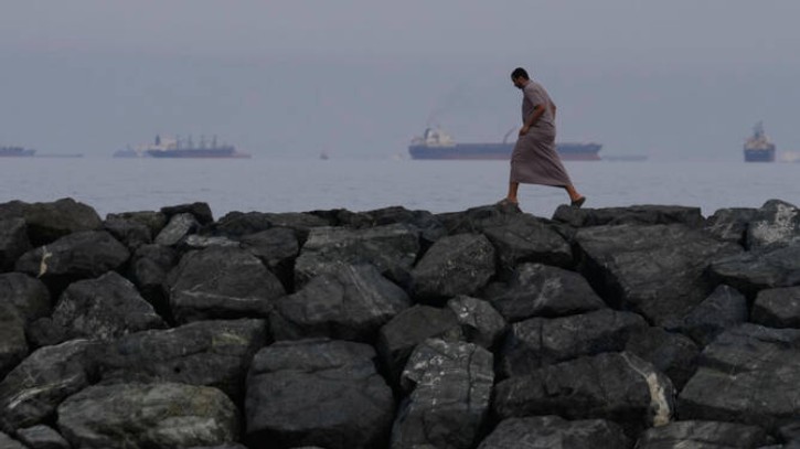 হরমুজে আটকা ২১৯০ জাহাজ, তেল-গ্যাস পরিবহন প্রায় বন্ধ!