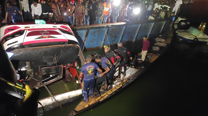 পদ্মায় ডুবে যাওয়া বাস দৃশ্যমান; একের পর এক মরদেহ বের করা হচ্ছে পদ্মায় ডুবে যাওয়া বাস দৃশ্যমান; একের পর এক মরদেহ বের করা হচ্ছে