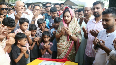 শিশুদের সঙ্গে নিয়ে সড়কের ভিত্তিপ্রস্তর স্থাপন করলেন প্রতিমন্ত্রী পুতুল