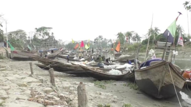 ঋণের বোঝা নিয়ে নদীতে ফিরছেন জেলেরা
