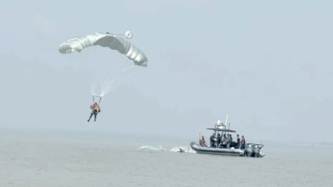 প্রথমবার সমুদ্রে ফ্রি-ফল জাম্প সম্পন্ন করলো নৌবাহিনীর সোয়াডস