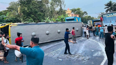 চন্দনাইশে চলন্ত যাত্রীবাহী বাস উল্টে আহত অন্তত ২০