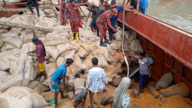 কোস্ট গার্ডের জাহাজের ধাক্কায় গমবোঝাই জাহাজে ফাটল