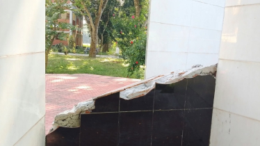 গাইবান্ধা এটিআই-এ হাতুড়ি দিয়ে শহীদ মিনার ভাঙচুর, মাইক্রোতে চড়ে পালালেন অভিযুক্ত শিক্ষক