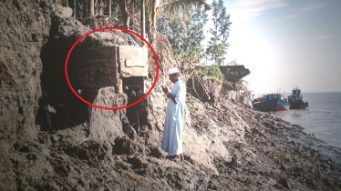 ‘কবর বিলীন আতঙ্কে কাঠের বাক্সে লাশ দাফন করছে নোয়াখালীর উপকূলবাসী’