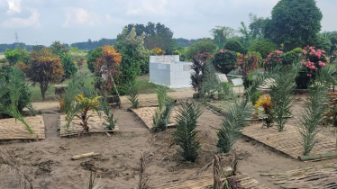 পাশাপাশি কবরে চিরনিদ্রায় শায়িত বজ্রপাতে নিহত পাবনার ৬ শিশু-কিশোর পাশাপাশি কবরে চিরনিদ্রায় শায়িত বজ্রপাতে নিহত পাবনার ৬ শিশু-কিশোর